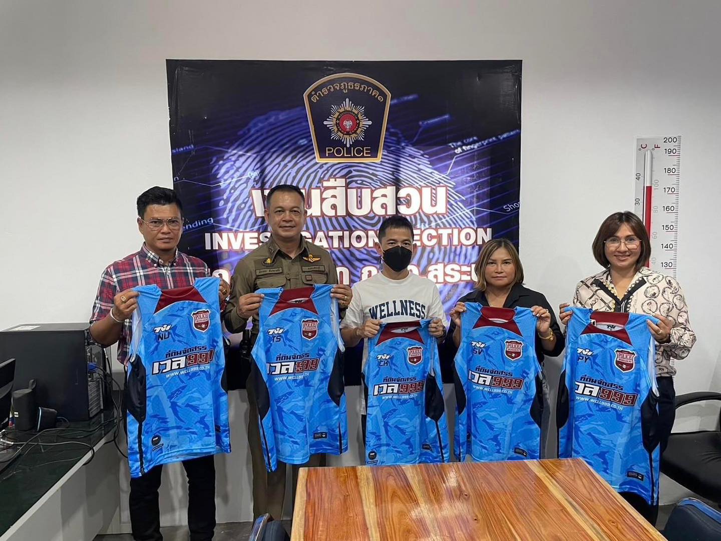 ตอบแทนสังคมขอบคุณ ดาบตำรวจ ทิวากร สังฆมณี ที่นำพา #เวล999 มอบชุดฝึกซ้อม นักกีฬาฟุตบอลจำนวน 30 ชุด สถานีตำรวจภูธรมวกเหล็ก